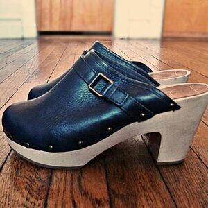 NWOT - Gap Leather Clogs in Navy